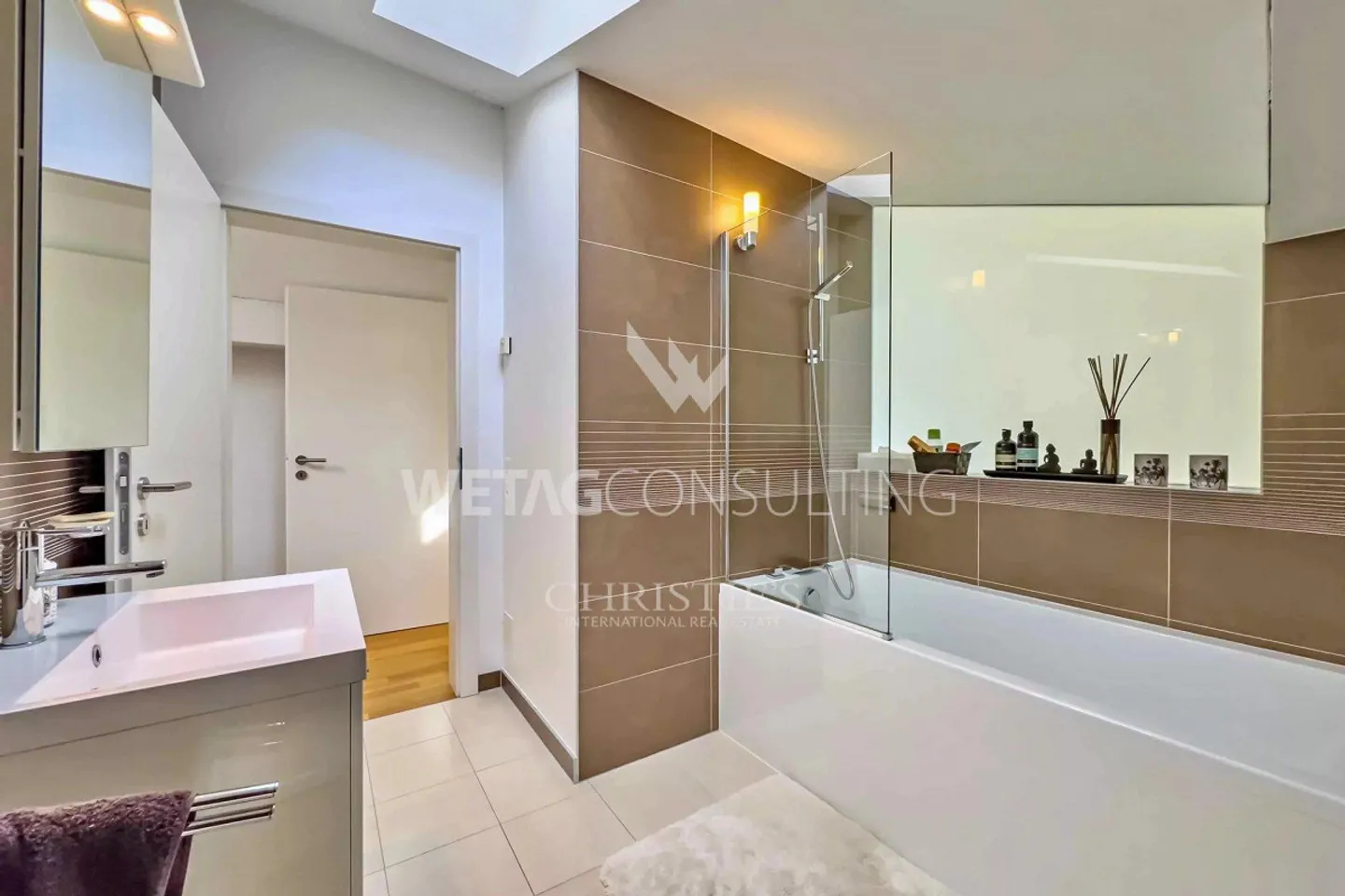 Moderno Appartamento Duplex con Terrazza Coperta in una Posizione Tranquilla - Foto 6 di 13