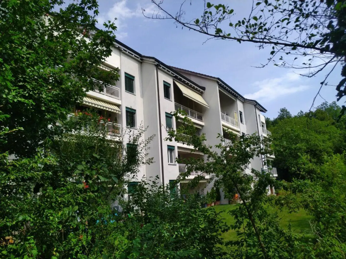 Ampio appartamento in una posizione popolare con balcone soleggiato - Foto 1 di 9