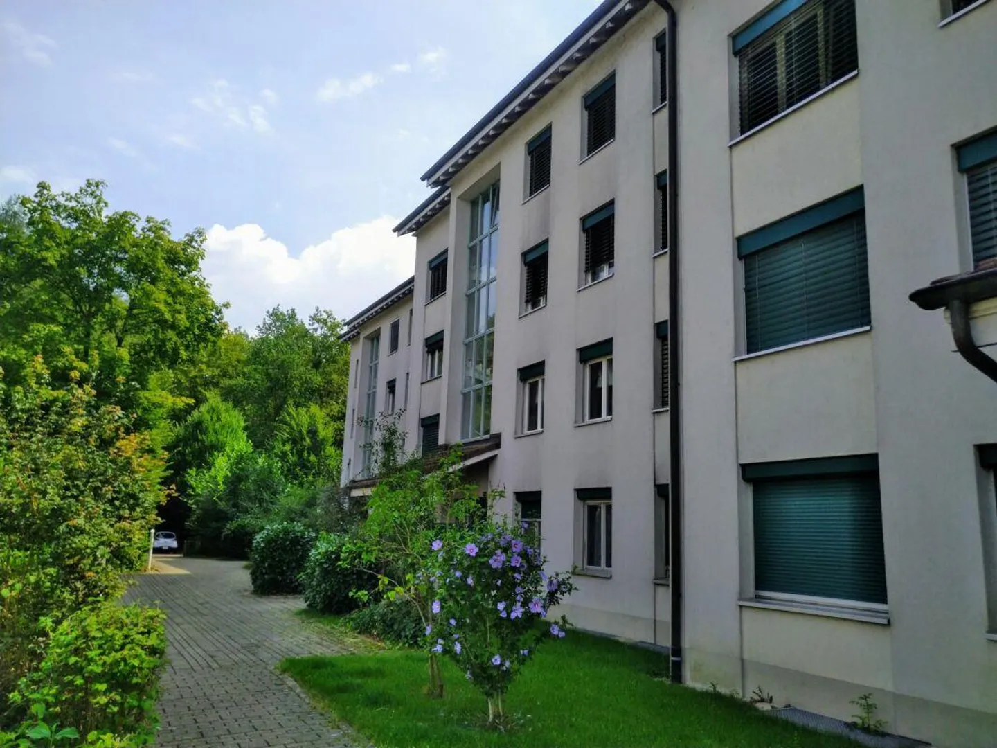 Ampio appartamento in una posizione popolare con balcone soleggiato - Foto 2 di 9