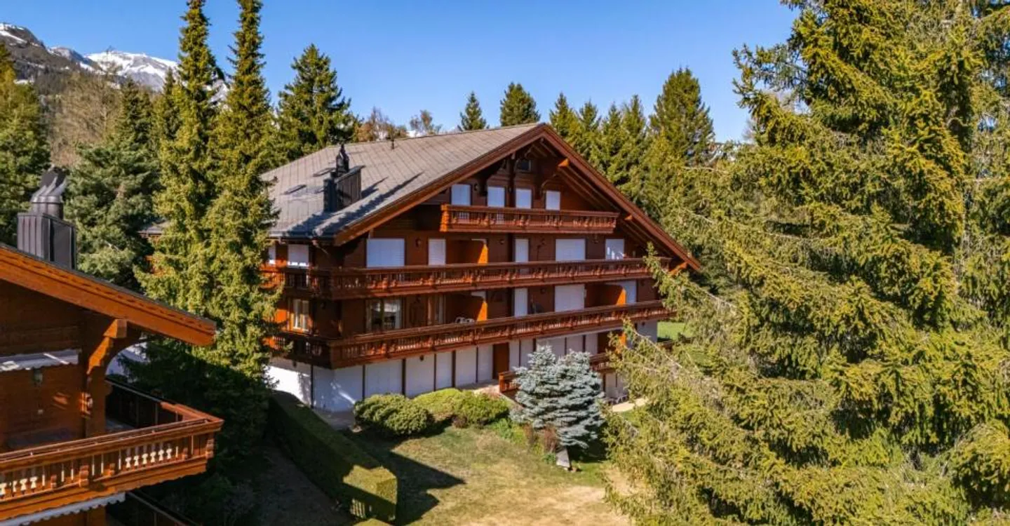 Alpine apartment with a view of the Etang Blanc in Crans-Montana - Photo 1 of 11