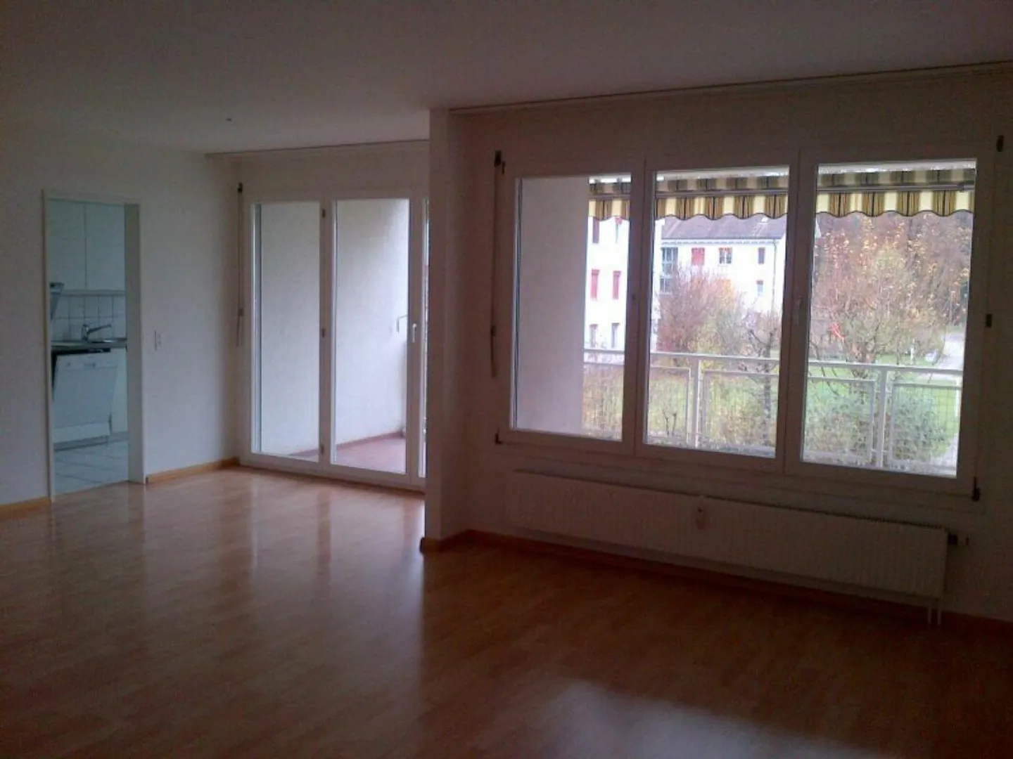 Ampio appartamento in una posizione popolare con balcone soleggiato - Foto 6 di 9