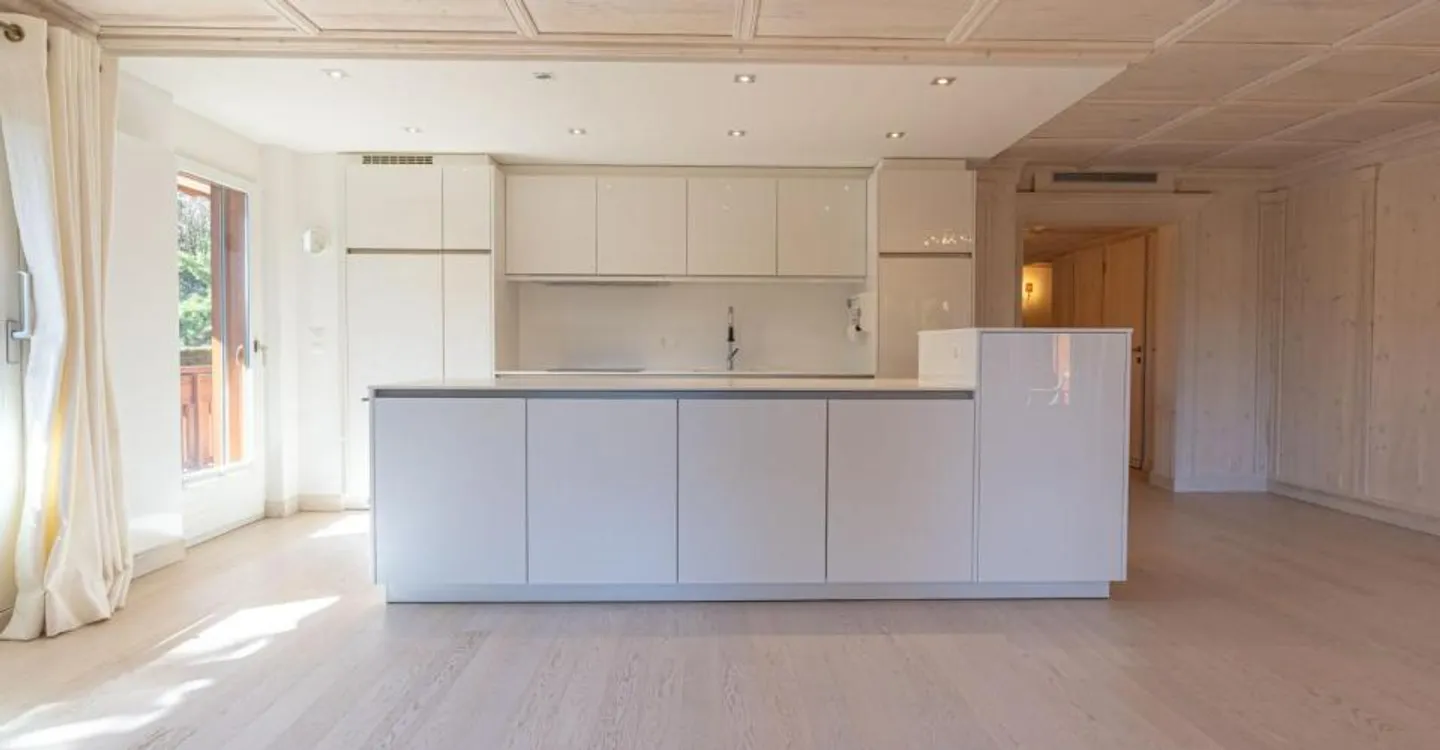 Alpine apartment with a view of the Etang Blanc in Crans-Montana - Photo 3 of 11