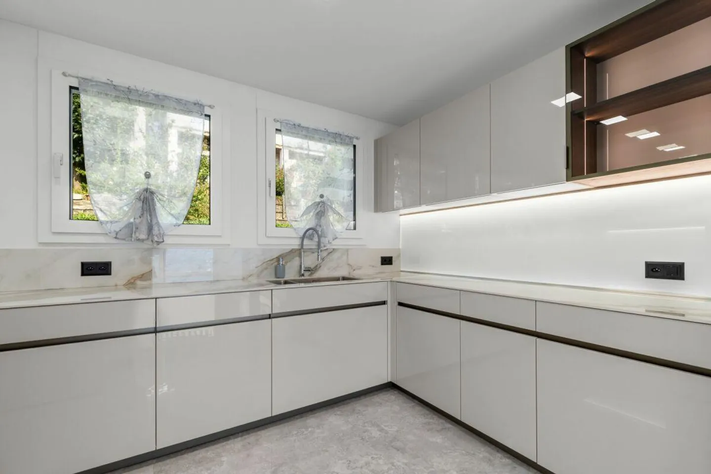 Penthouse mit Seeblick in Porza - Foto 11 von 13