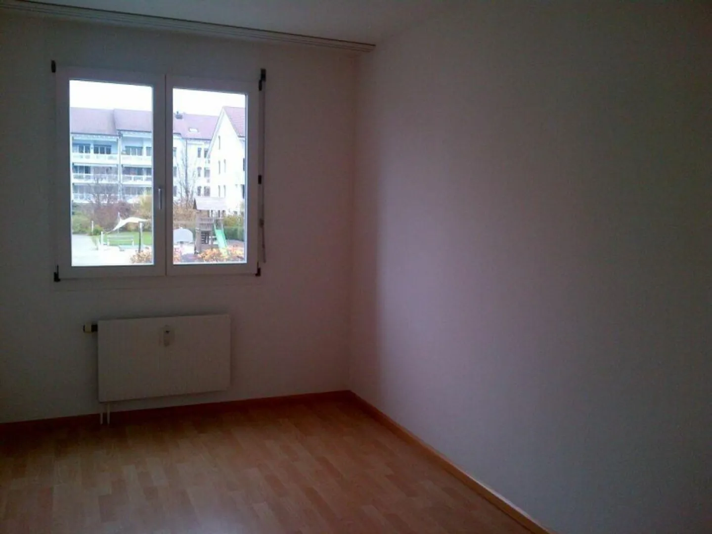 Ampio appartamento in una posizione popolare con balcone soleggiato - Foto 7 di 9