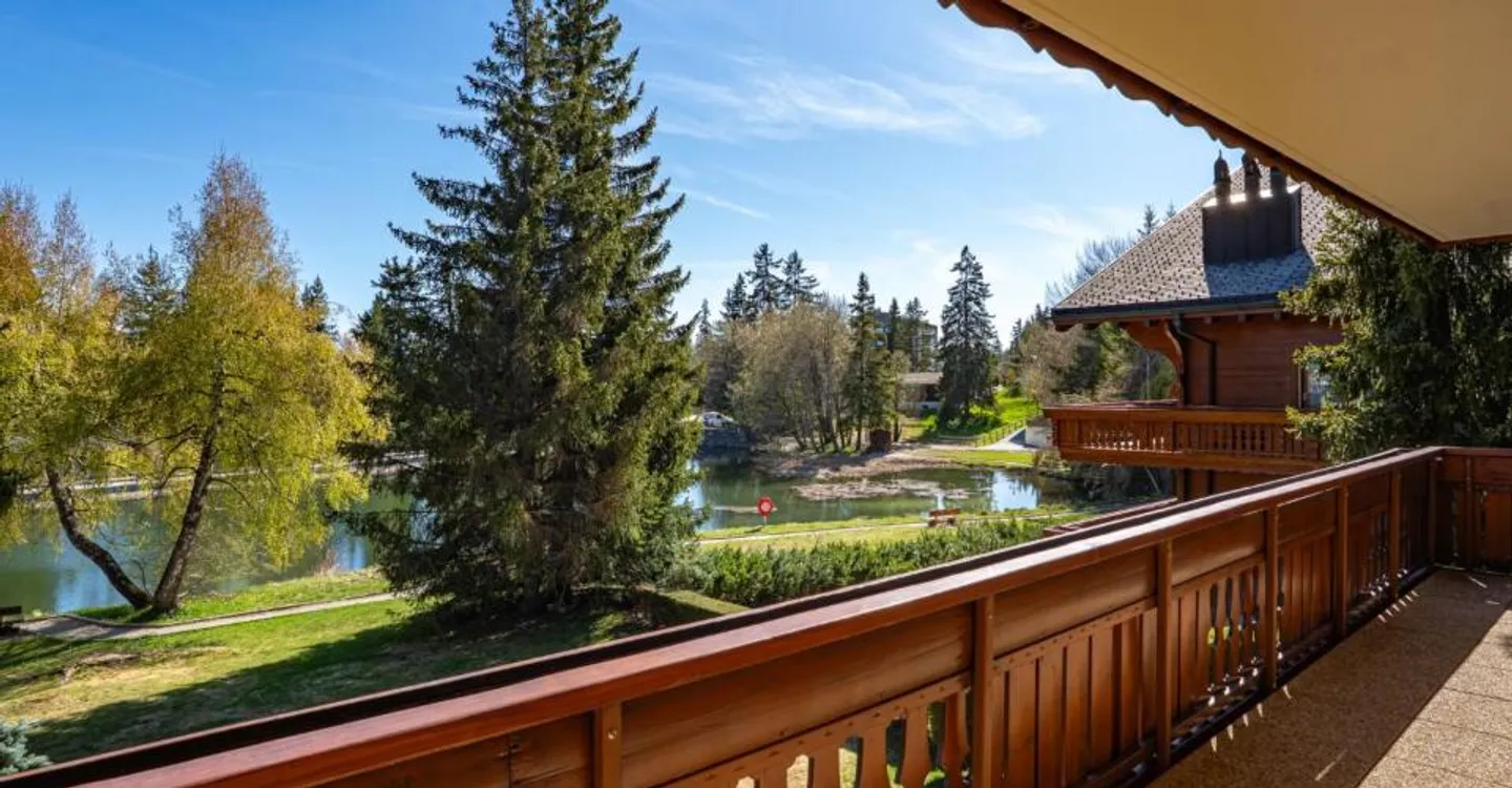 Alpine apartment with a view of the Etang Blanc in Crans-Montana - Photo 10 of 11