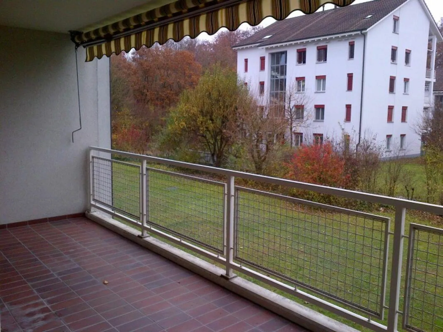 Ampio appartamento in una posizione popolare con balcone soleggiato - Foto 8 di 9