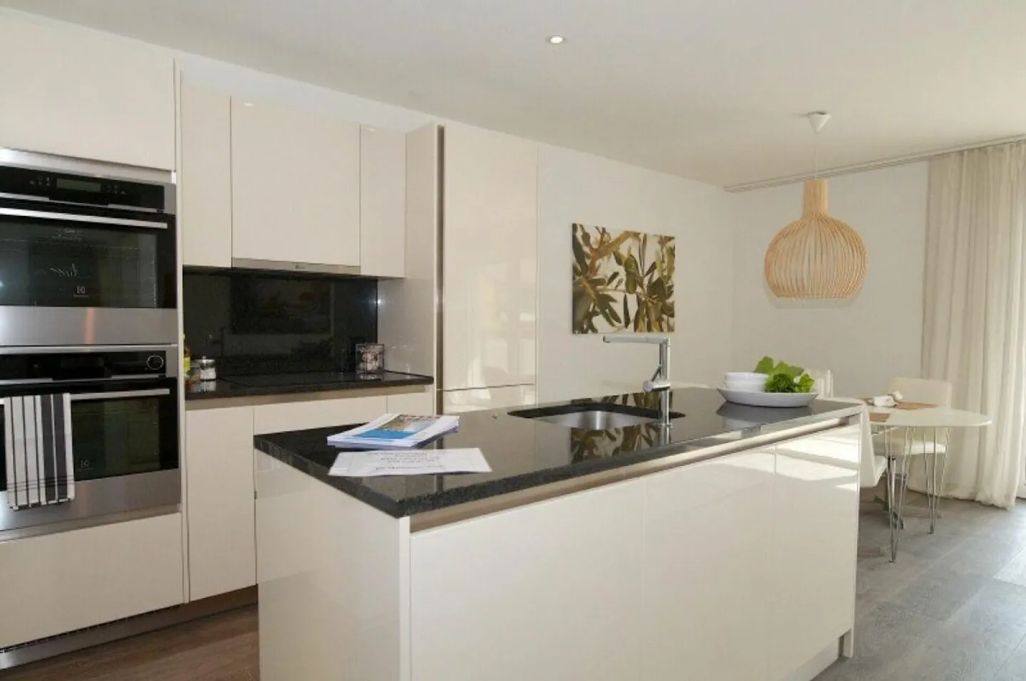 Beautiful Ground Floor Apartment with Garden Share - Photo 2 of 8