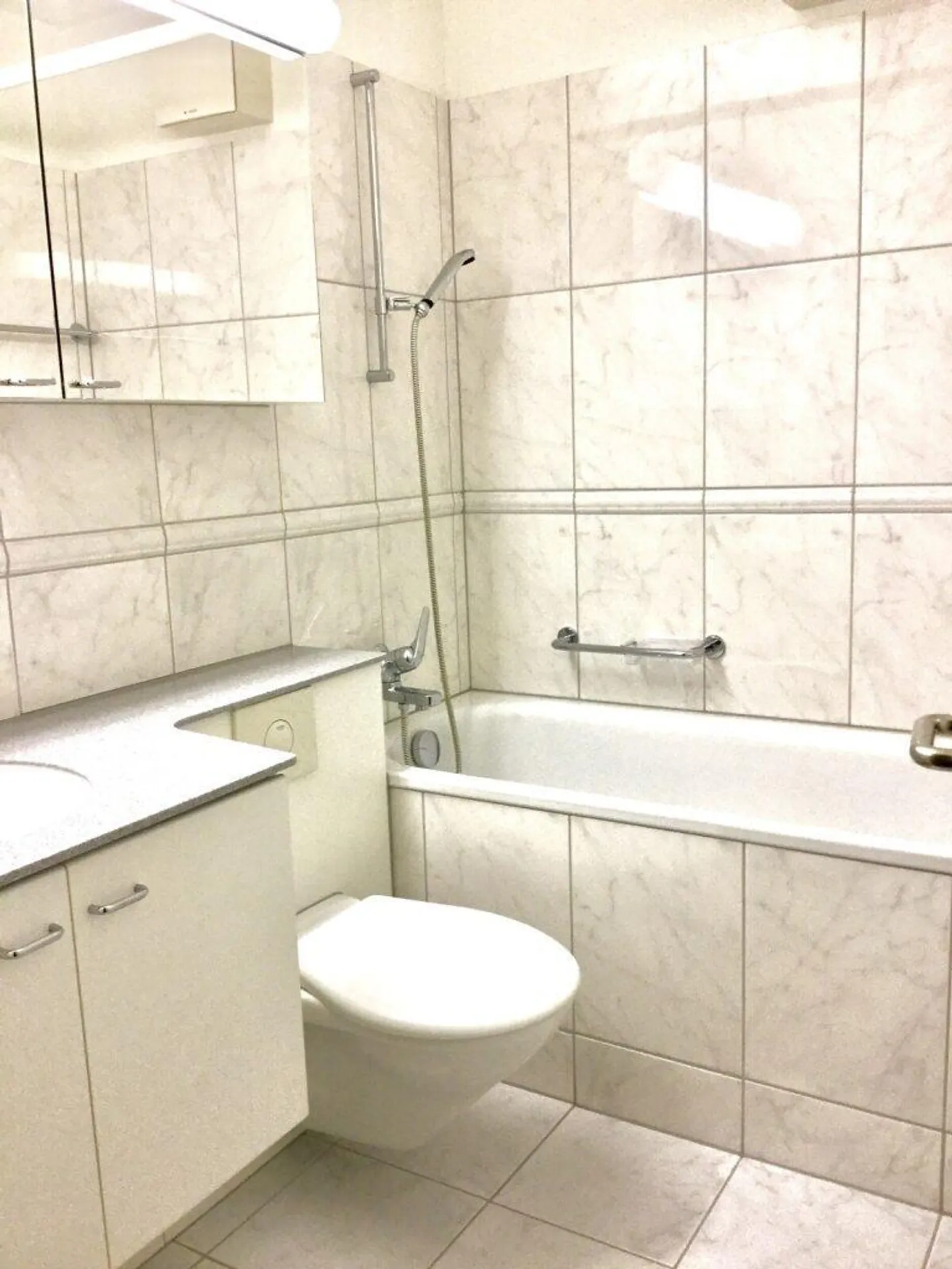 Appartamento luminoso di 3 stanze in una zona residenziale tranquilla - Foto 3 di 5