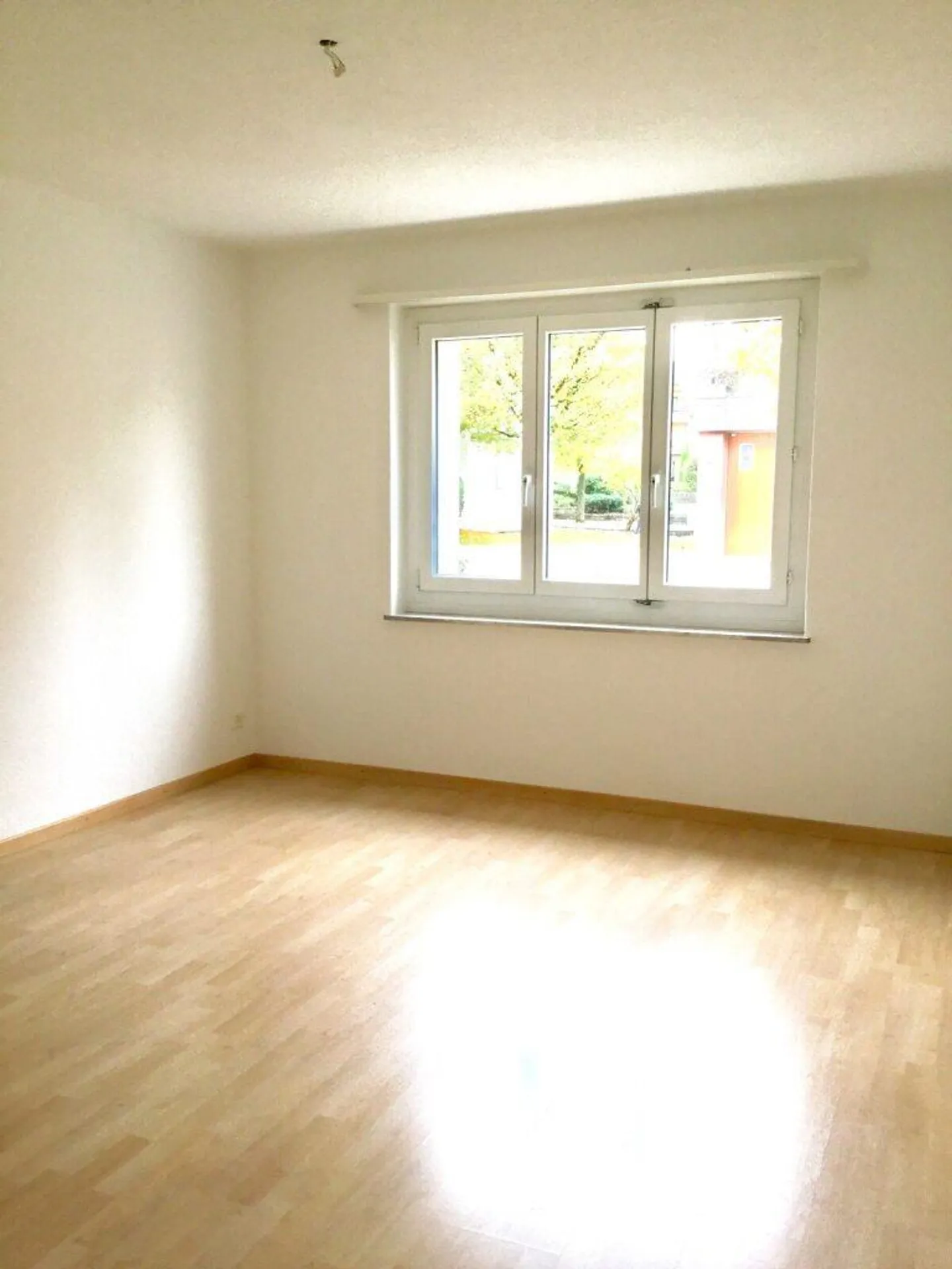 Appartamento luminoso di 3 stanze in una zona residenziale tranquilla - Foto 4 di 5