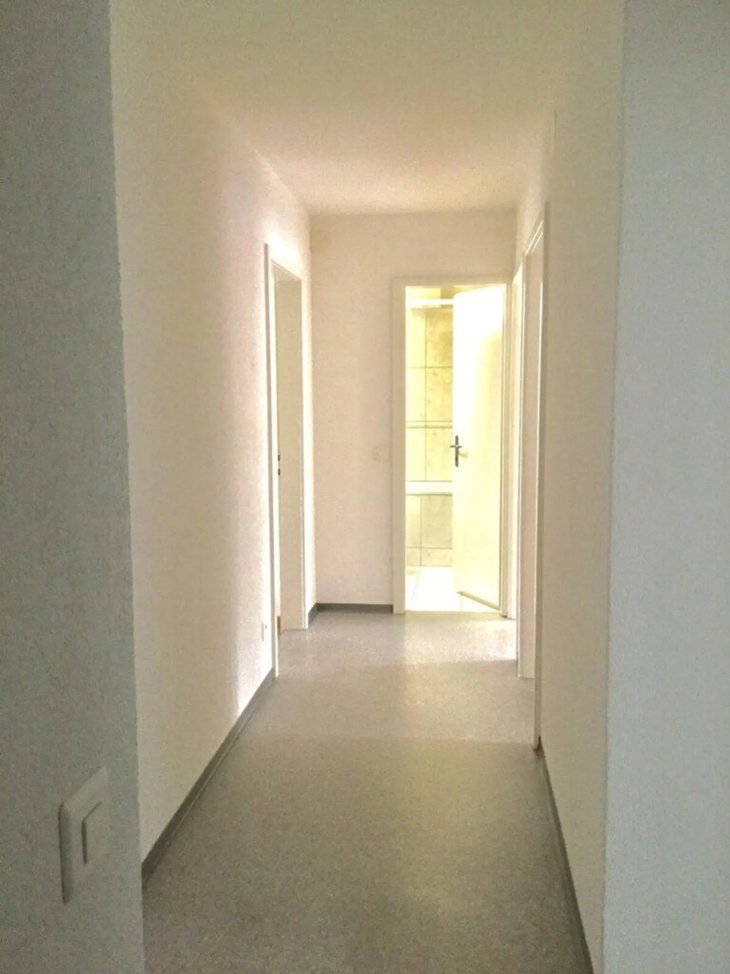 Appartamento luminoso di 3 stanze in una zona residenziale tranquilla - Foto 5 di 5