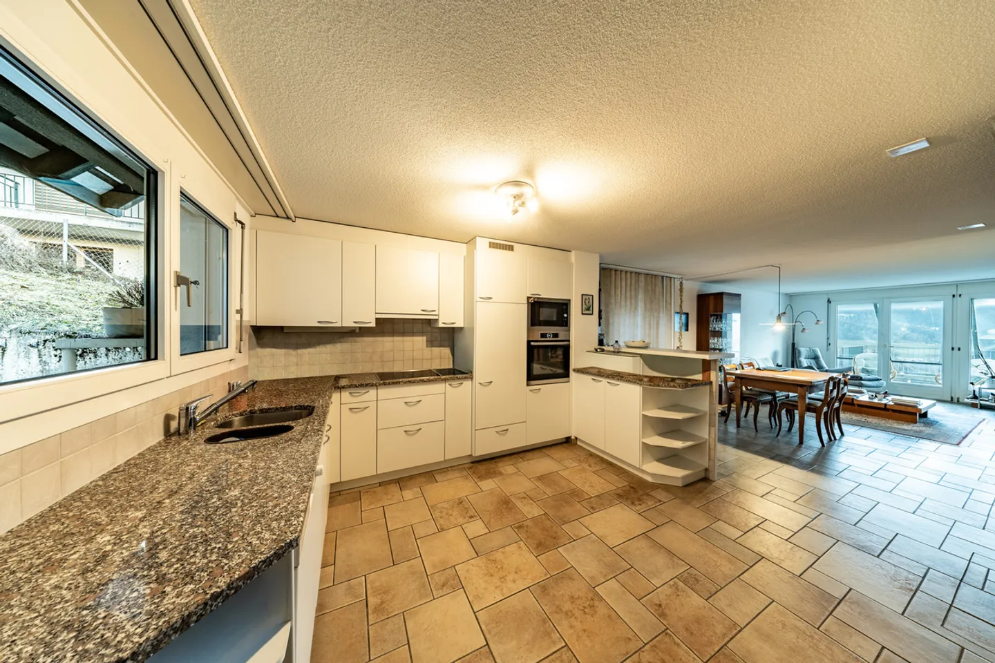 Spacieux et inondé de lumière avec une vue grandiose - Photo 5 sur 10