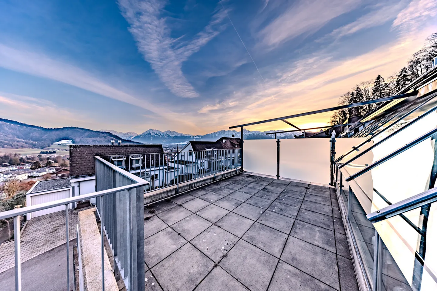 Spacieux et inondé de lumière avec une vue grandiose - Photo 9 sur 10