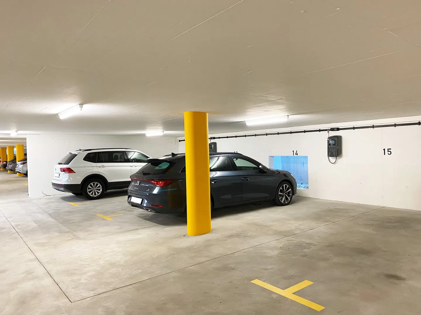 Car parking space with E-charging station / in the Witenwisen district - Photo 2 of 2