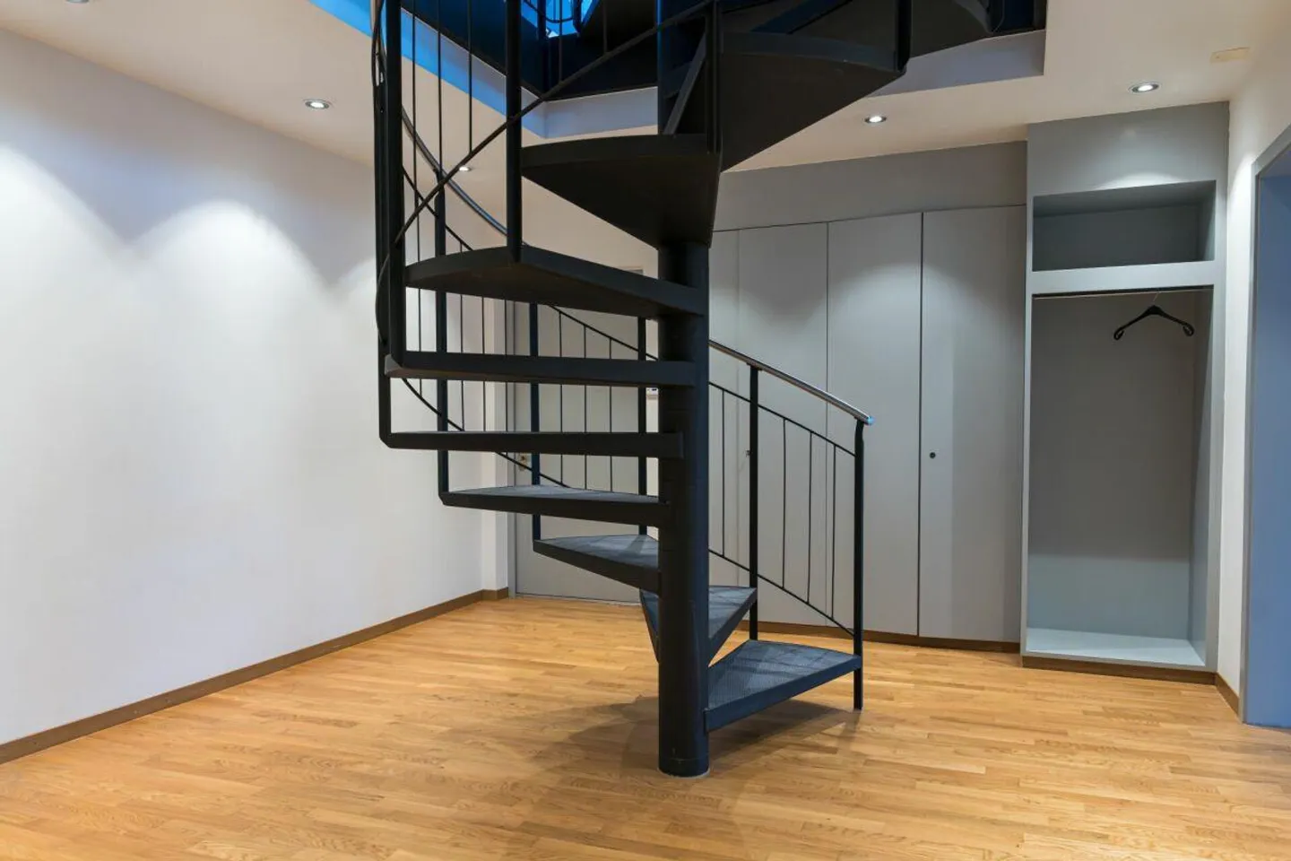 Appartement en duplex moderne et spacieux de 3,5 pièces au centre-ville - Photo 1 sur 16