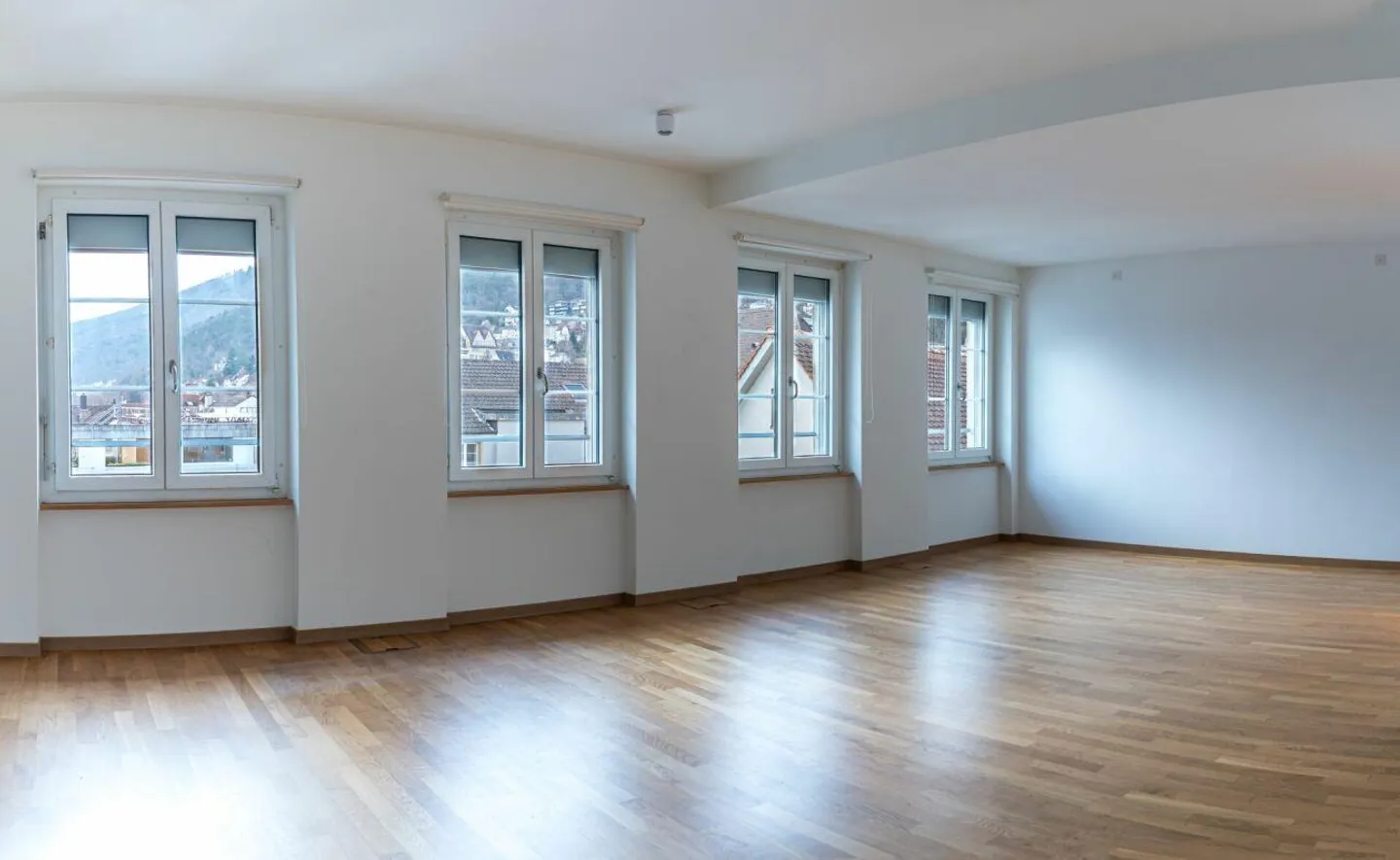 Appartement en duplex moderne et spacieux de 3,5 pièces au centre-ville - Photo 2 sur 16