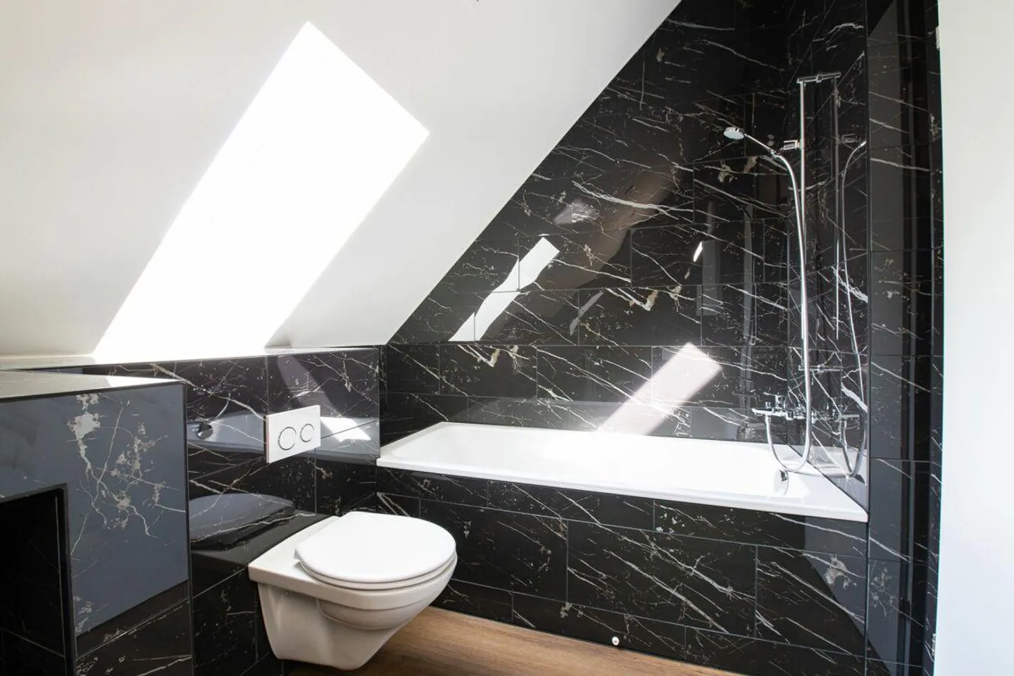 Modern Penthouse Apartment in the Heart of Nänikon - Photo 4 of 11