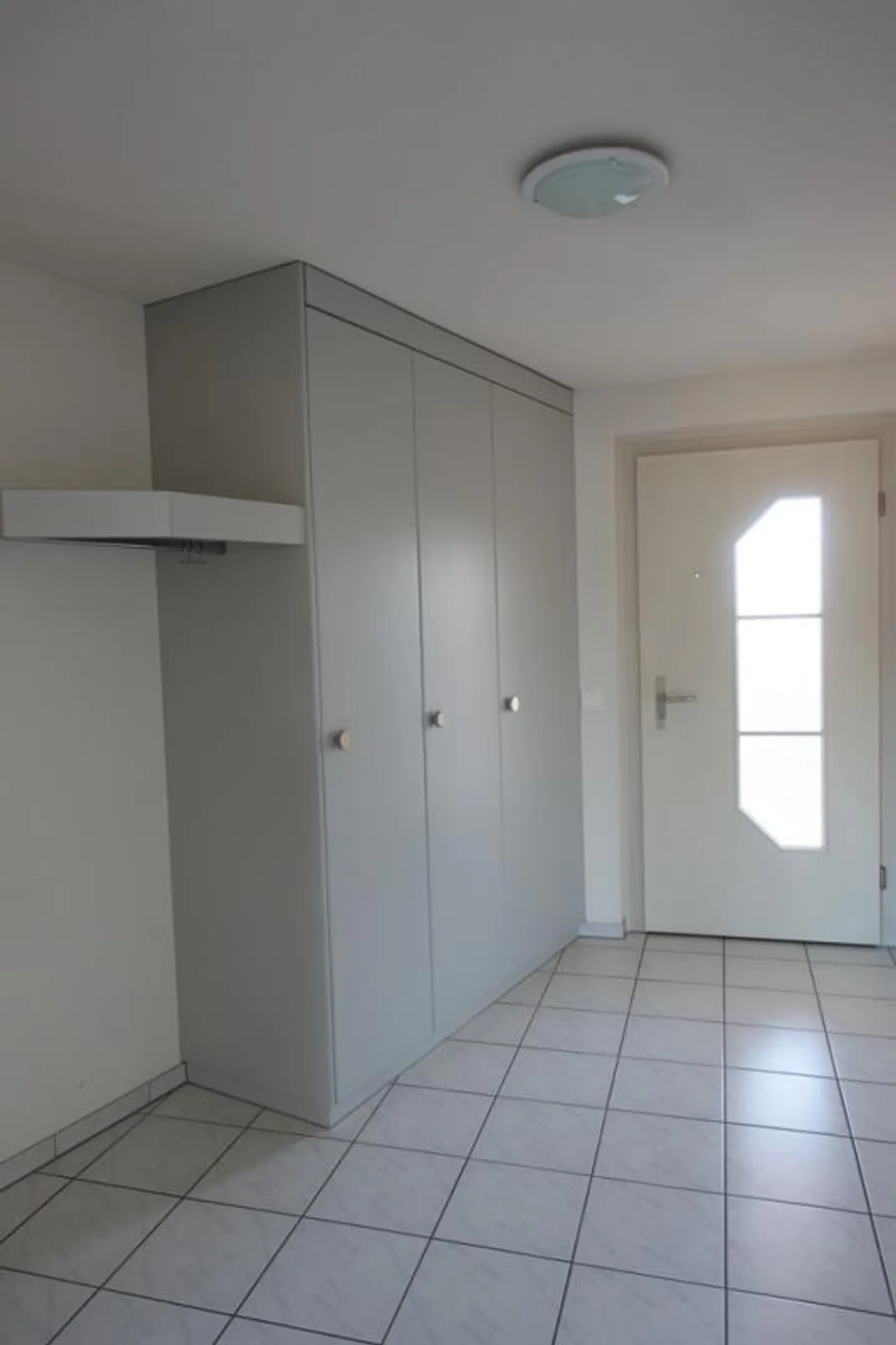 Beautiful and central living - Photo 8 of 8