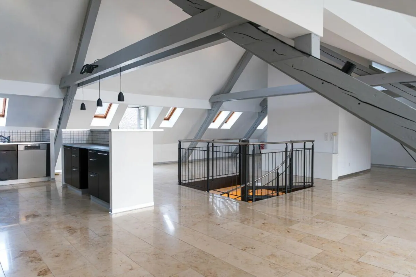 Appartement en duplex moderne et spacieux de 3,5 pièces au centre-ville - Photo 11 sur 16