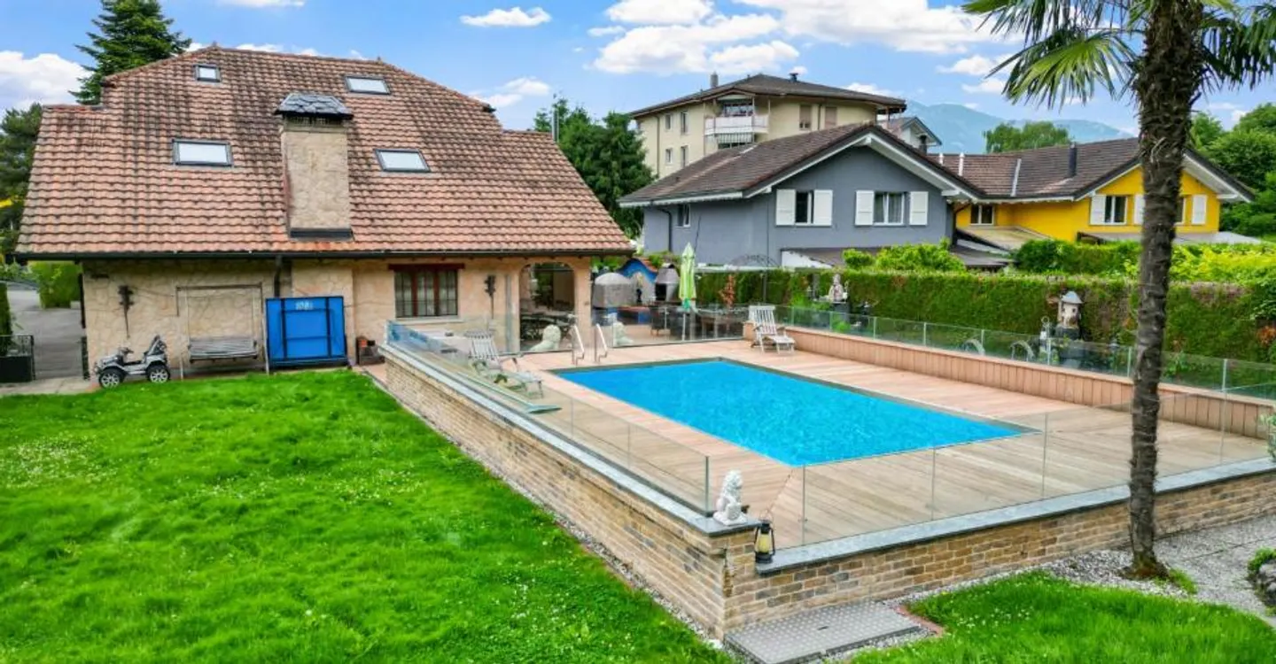 Stunning Villa with Pool - Photo 4 of 13
