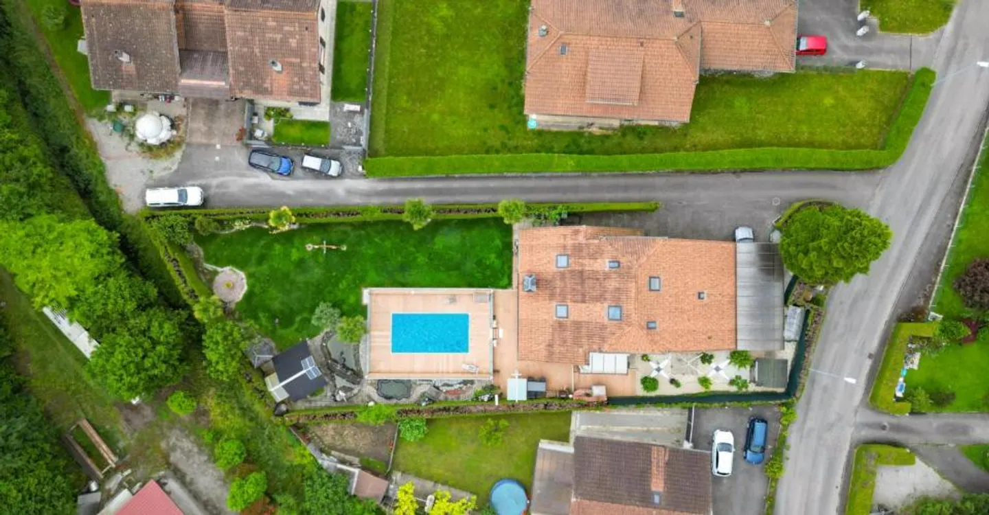 Stunning Villa with Pool - Photo 5 of 13