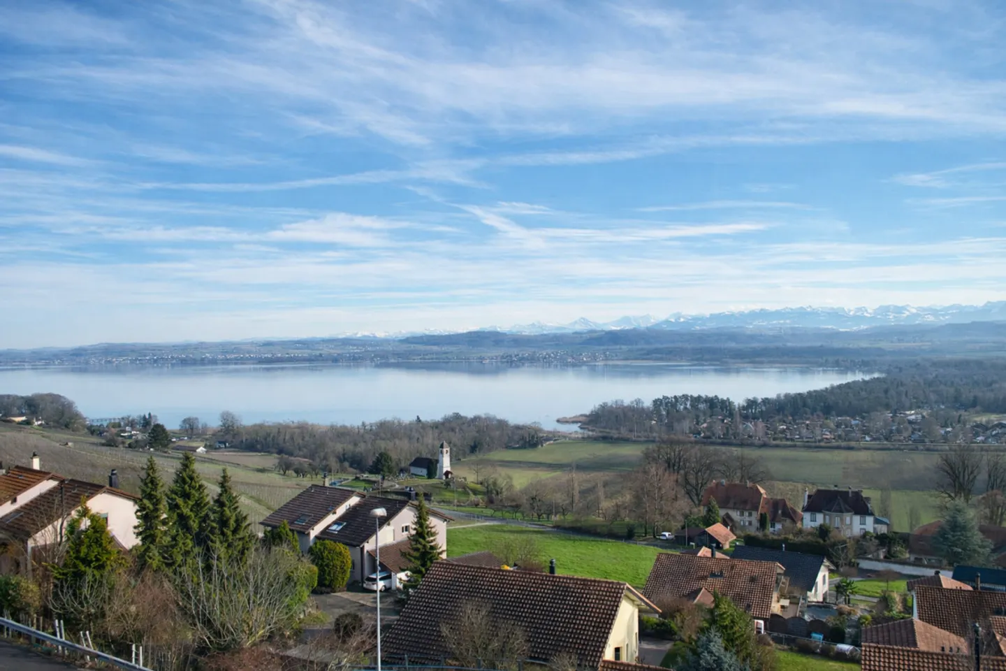 Charmante Dachgeschosswohnung mit Seeblick - Foto 1 von 10