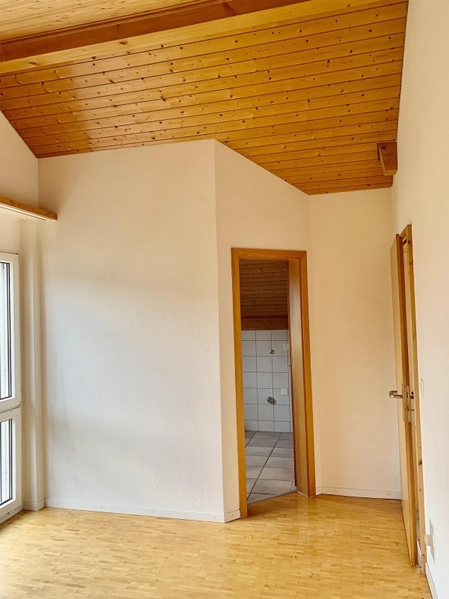 Quietly located, sunny 3 1/2 room attic apartment with two terraces - Photo 10 of 18