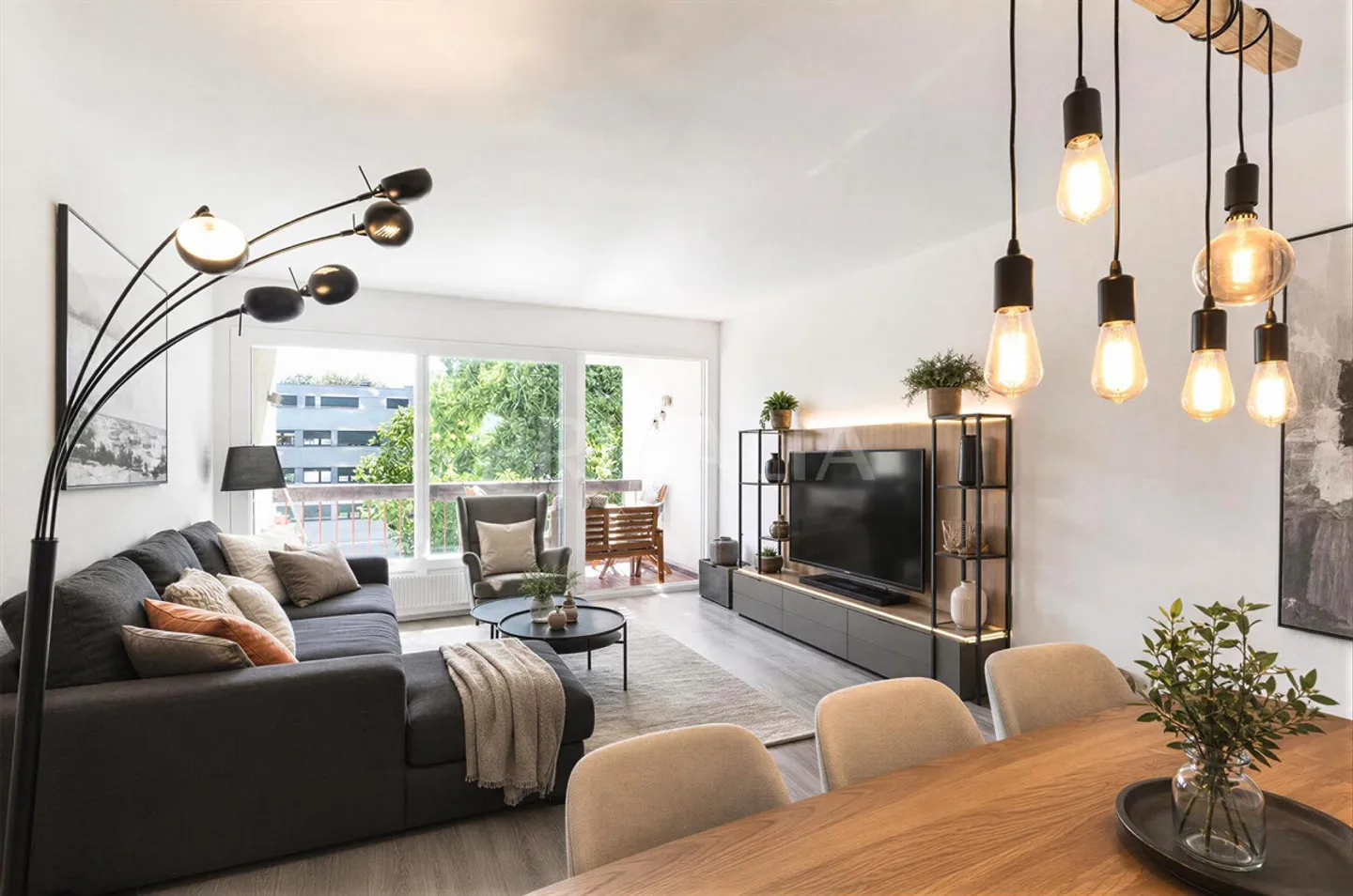 Exclusively: Spacious 5-room apartment with balcony and garage in Onex - Photo 1 of 5