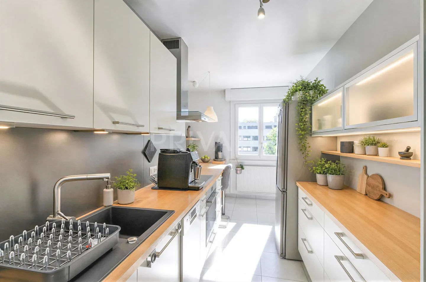 Exclusively: Spacious 5-room apartment with balcony and garage in Onex - Photo 2 of 5