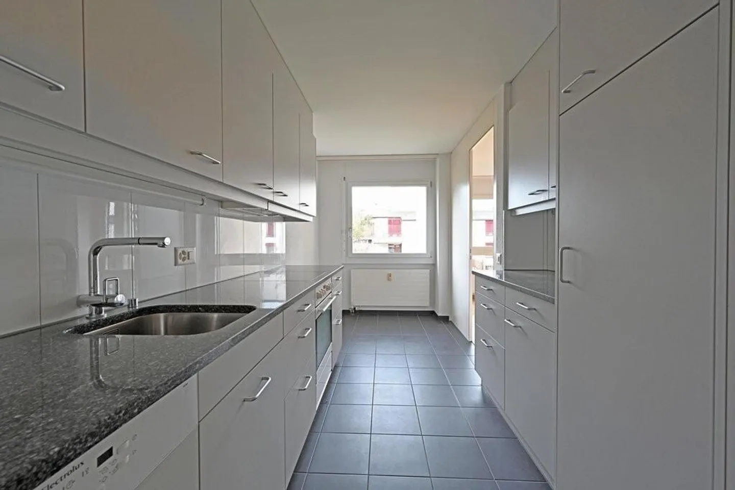 Spacious living in the green - Photo 4 of 10