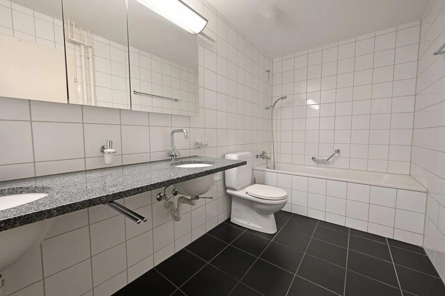 Spacious living in the green - Photo 5 of 10