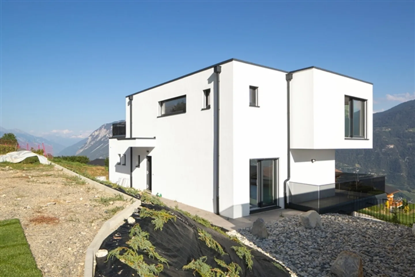 Magnificent new contemporary villa - Photo 14 of 14