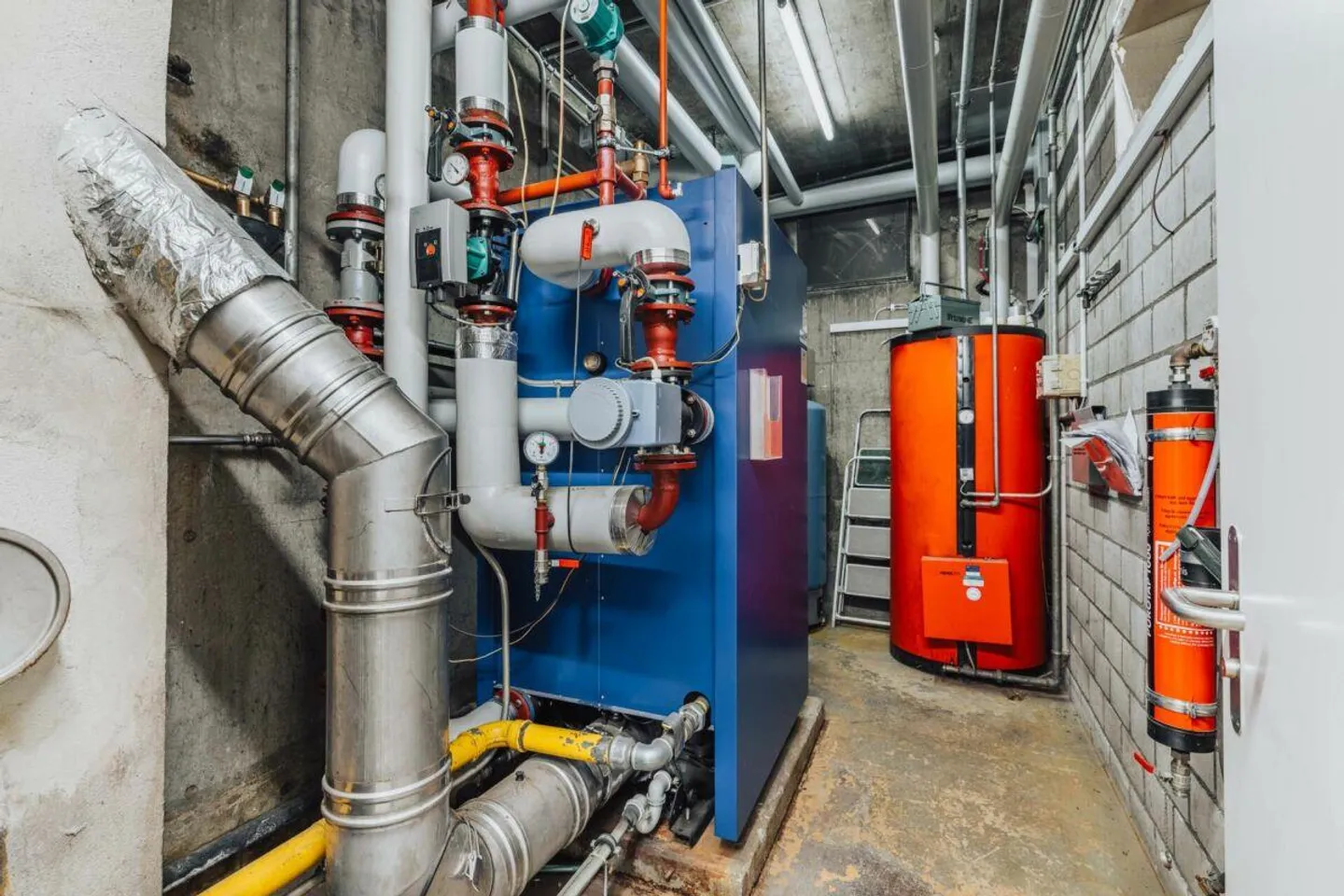 OFFICE BUILDING - Photo 14 of 15