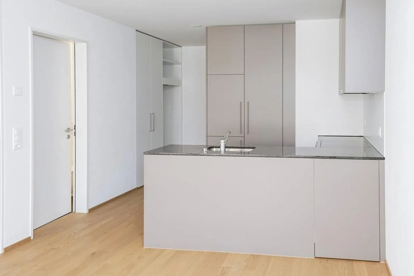 Appartamento luminoso con disposizione moderna - Foto 2 di 8