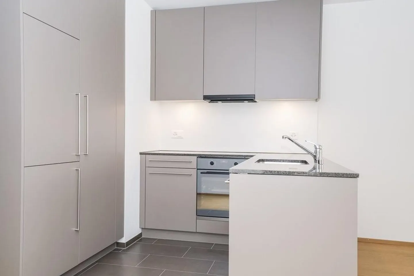 Appartamento luminoso con disposizione moderna - Foto 3 di 8