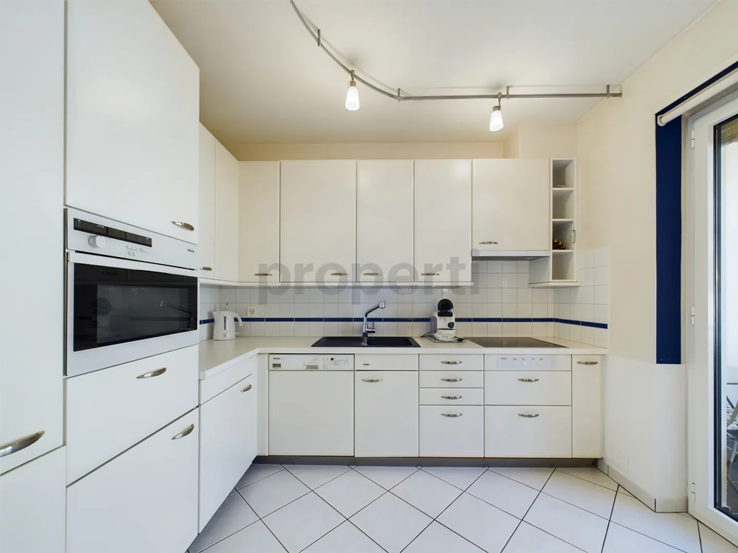 Furnished 2.5-room apartment in Locarno with lake view - Photo 2 of 8