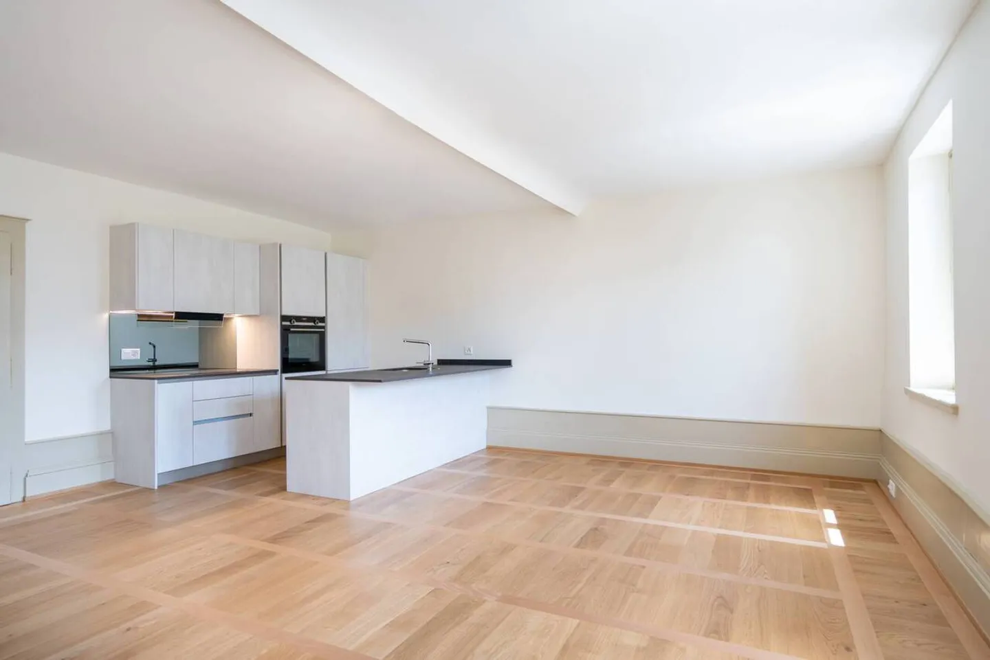 Dernier Étage - Spacieux 3.5 Pièces 99 m2 + Grenier dans un Ancien Bâtiment Rénové - Photo 2 sur 13