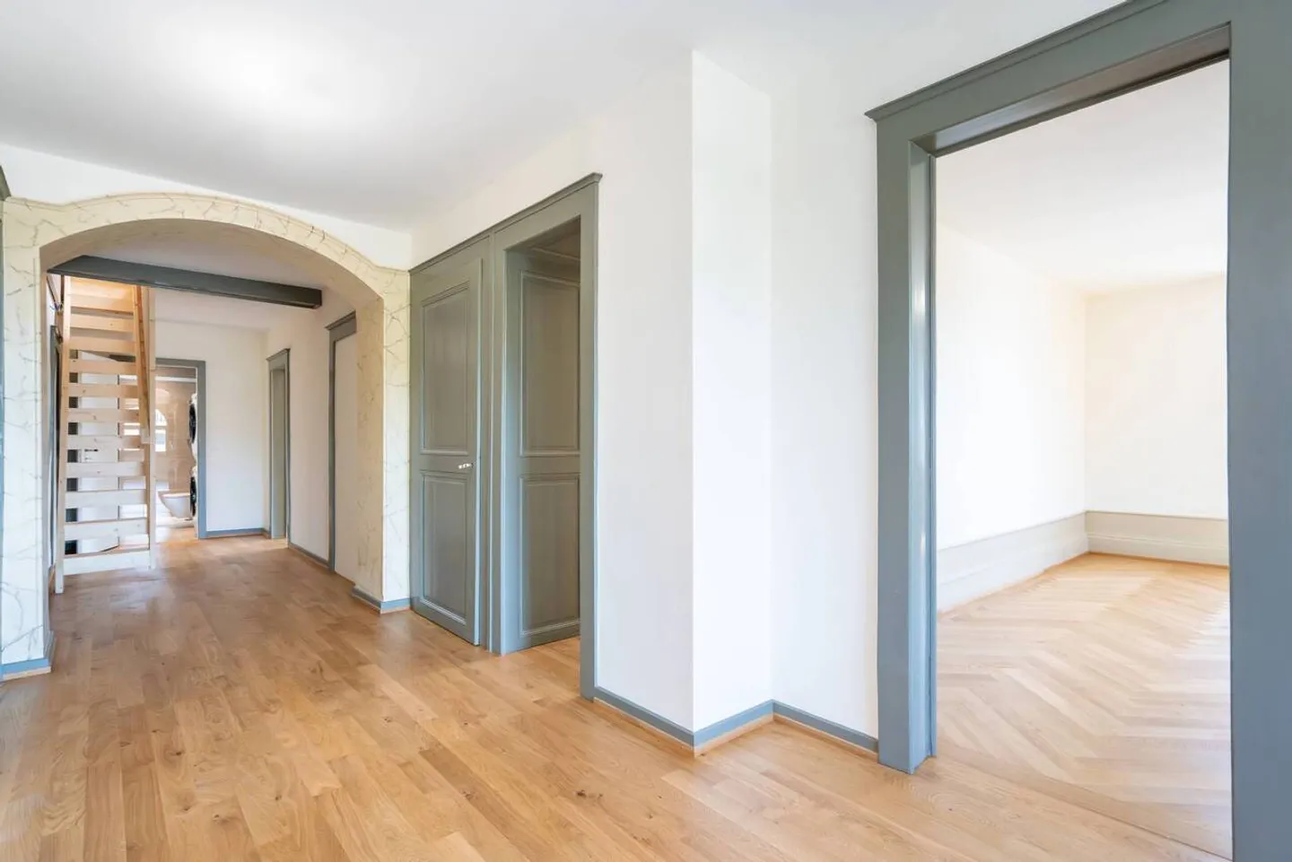 Dernier Étage - Spacieux 3.5 Pièces 99 m2 + Grenier dans un Ancien Bâtiment Rénové - Photo 4 sur 13