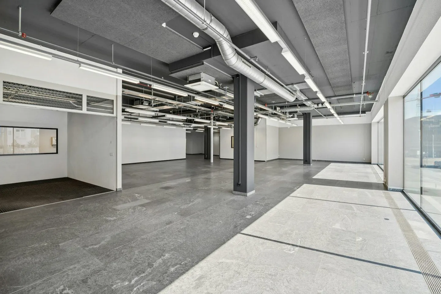Ampio spazio commerciale con opzioni di utilizzo versatili - Foto 8 di 13
