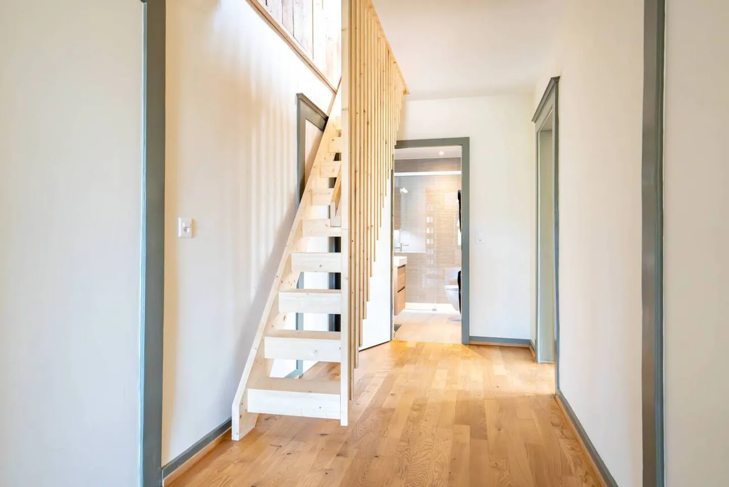 Dernier Étage - Spacieux 3.5 Pièces 99 m2 + Grenier dans un Ancien Bâtiment Rénové - Photo 9 sur 13