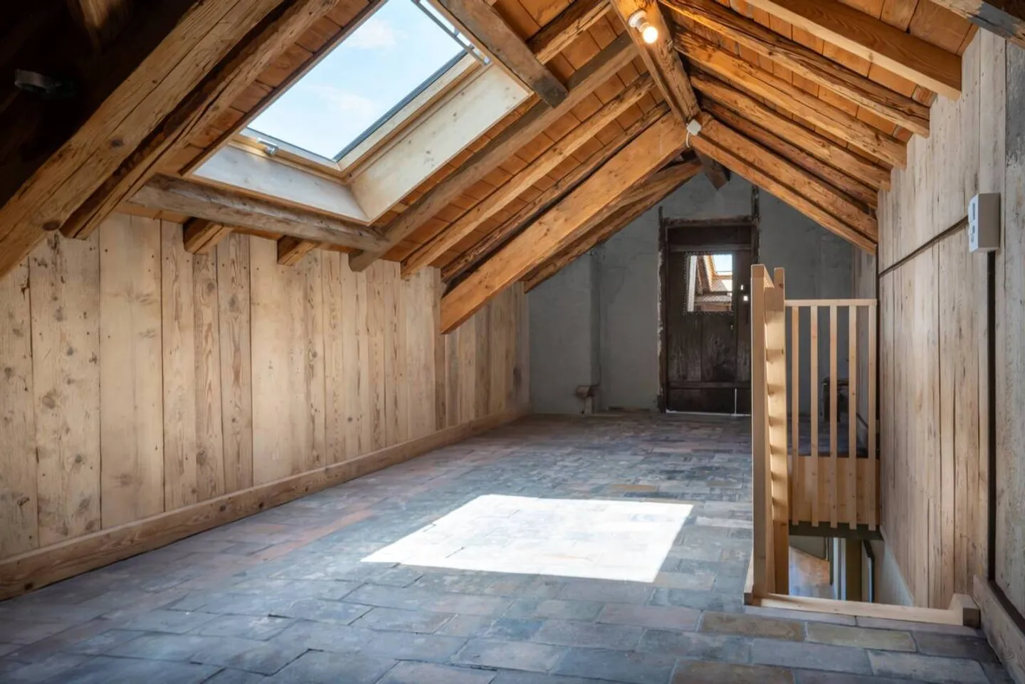 Dernier Étage - Spacieux 3.5 Pièces 99 m2 + Grenier dans un Ancien Bâtiment Rénové - Photo 10 sur 13
