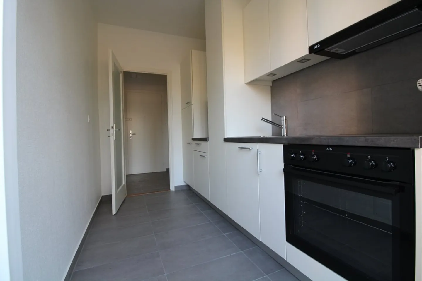 Charming Apartment with Balcony - Photo 4 of 9