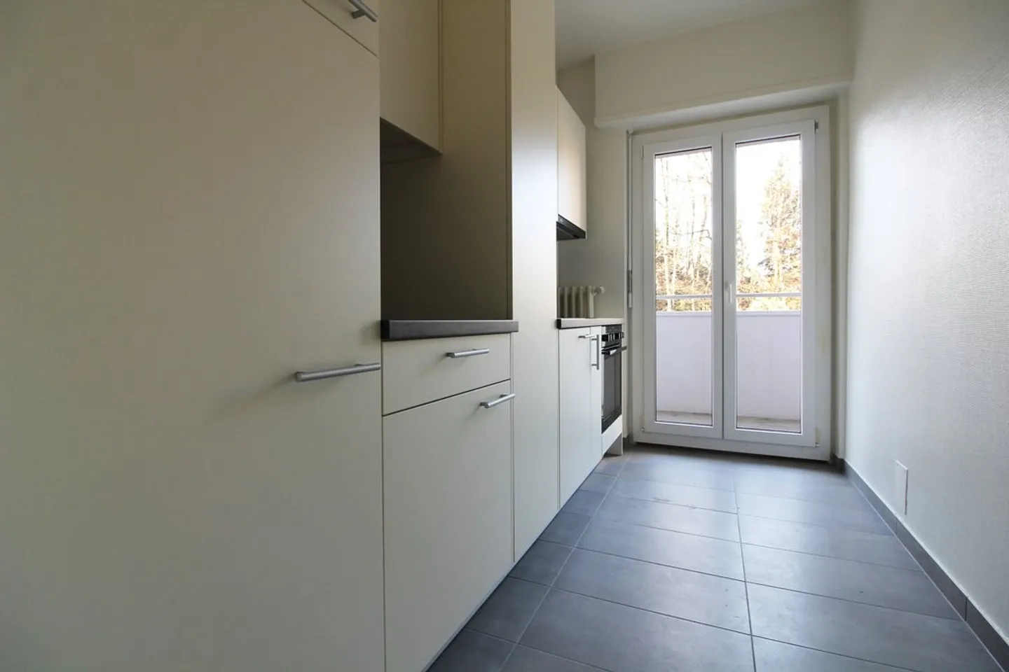 Charming Apartment with Balcony - Photo 3 of 9