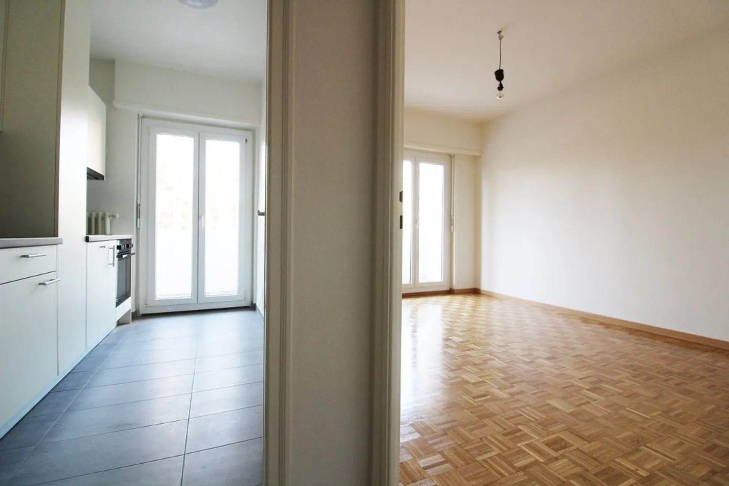 Charming Apartment with Balcony - Photo 5 of 9