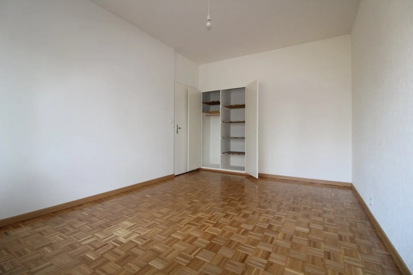 Charming Apartment with Balcony - Photo 7 of 9