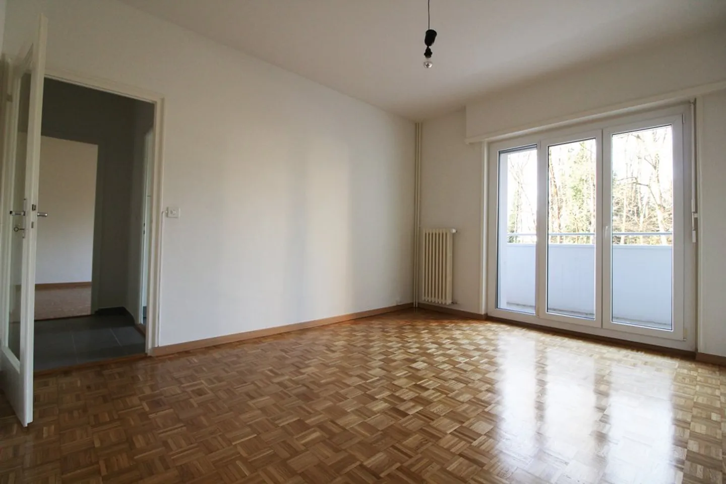 Charming Apartment with Balcony - Photo 6 of 9