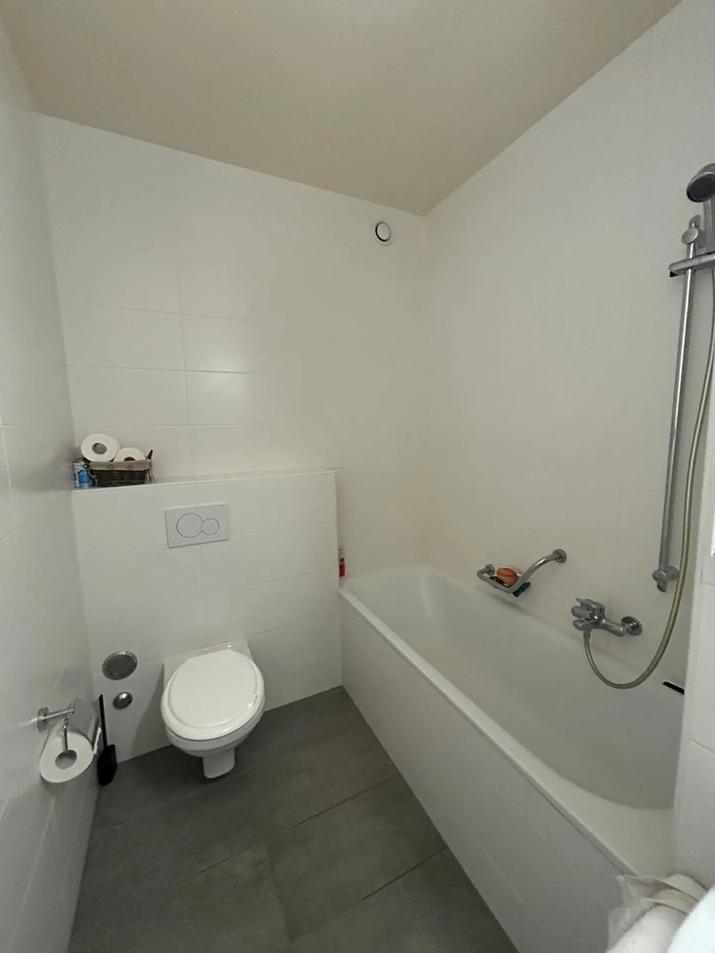 Charming Apartment with Balcony - Photo 8 of 9