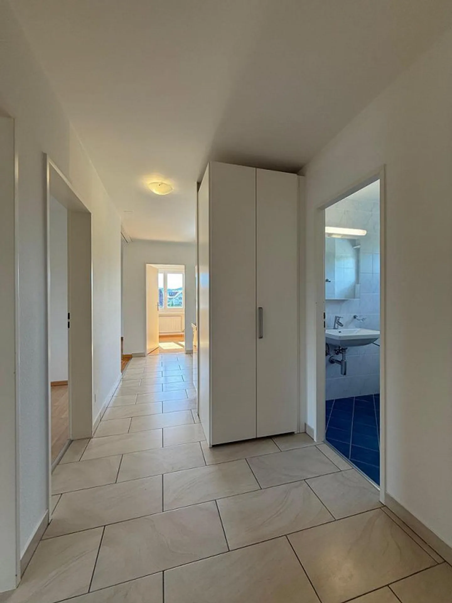 Appartement lumineux de 4.5 pièces au rez-de-chaussée surélevé avec grand balcon - Photo 5 sur 12