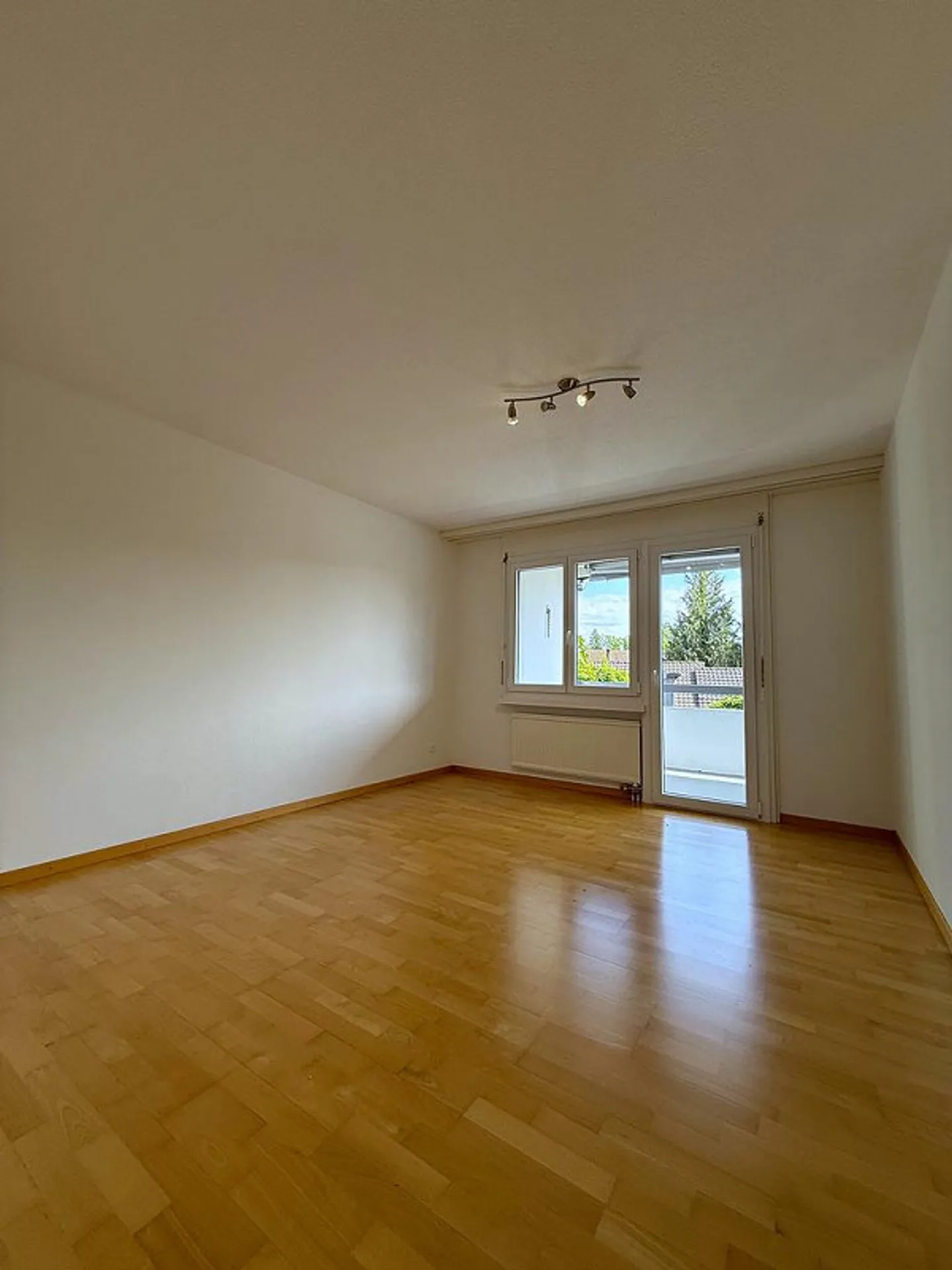 Appartement lumineux de 4.5 pièces au rez-de-chaussée surélevé avec grand balcon - Photo 6 sur 12