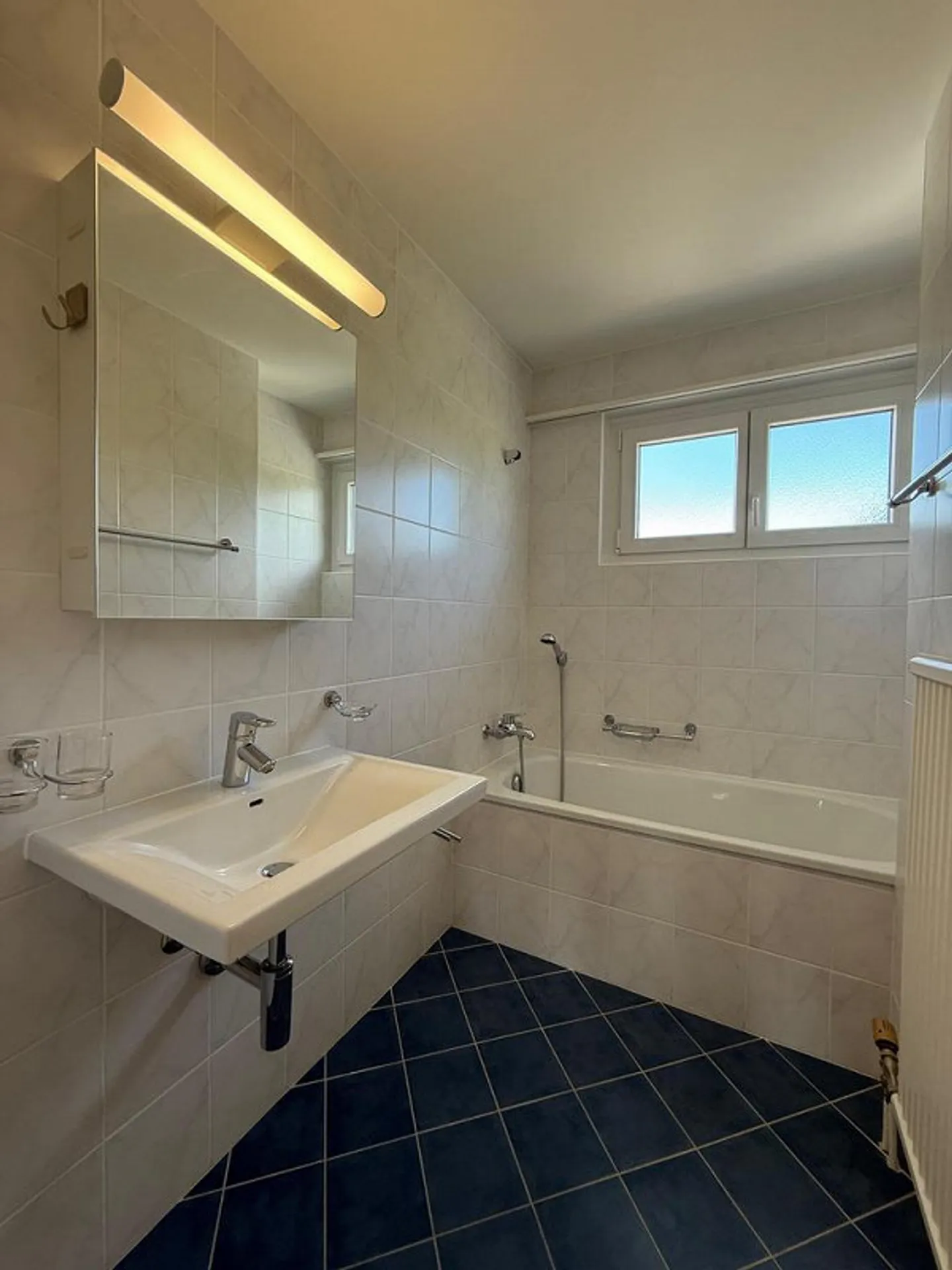 Appartement lumineux de 4.5 pièces au rez-de-chaussée surélevé avec grand balcon - Photo 7 sur 12