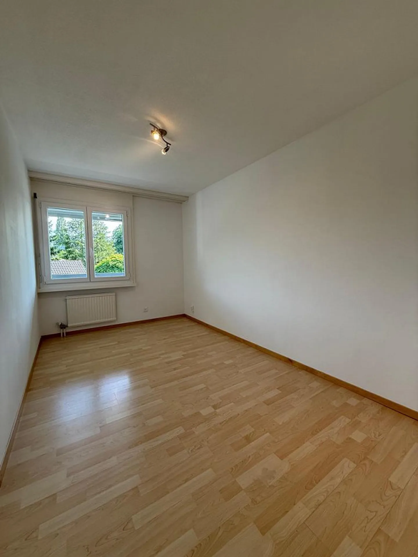 Appartement lumineux de 4.5 pièces au rez-de-chaussée surélevé avec grand balcon - Photo 8 sur 12